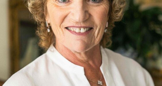 Afbeelding voor Maya Lee schreef boek over het oorlogsverleden van haar moeder