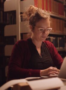 Afbeelding voor Vrouwkje Tuinman schrijft Brabants Boek Present 2021