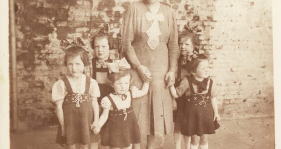 Afbeelding voor 1943: Vijf zusjes op de bewaarschool