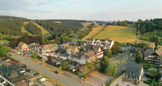 Afbeelding voor “Het verhaal van Truus, die met vriendin Joke met een volledig verzorgde busreis naar Vakantiehotel Der Brabander in Winterberg is afgereisd”
