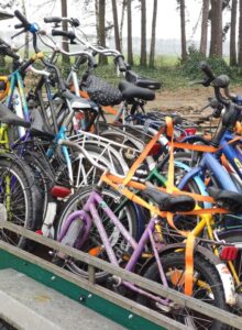 Afbeelding voor KBO-leden doneren honderden fietsen!