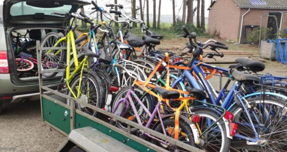 Afbeelding voor KBO-leden doneren honderden fietsen!
