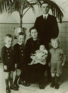 Afbeelding voor 1940: Vier keizersneden op een rij