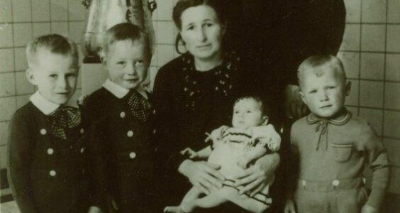 Afbeelding voor 1940: Vier keizersneden op een rij