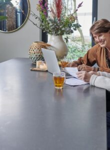 Afbeelding voor ABN AMRO wijst klanten en helpers deweg in de wereld van digitaal bankieren