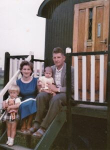 Afbeelding voor 1962: Wonen in een pipowagen op de bouwplaats