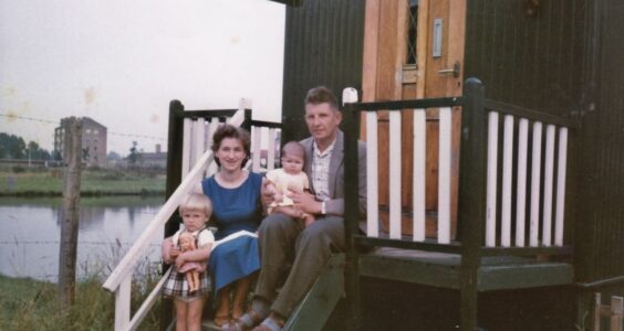Afbeelding voor 1962: Wonen in een pipowagen op de bouwplaats