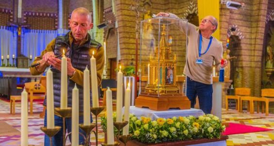 Afbeelding voor Relieken in de Sint Franciscus basiliek te Bolsward