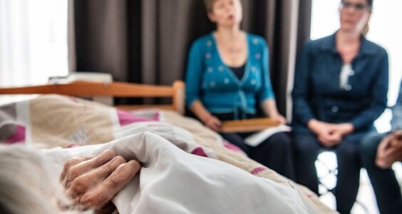 Afbeelding voor Zingen op de drempel van leven en dood