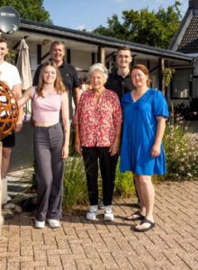 Afbeelding voor Oma woont met dochter en kleinzonen in één huis