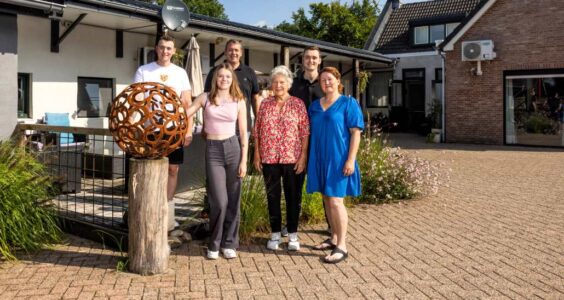 Afbeelding voor Oma woont met dochter en kleinzonen in één huis