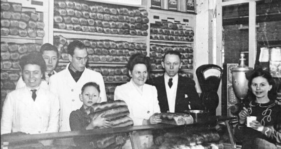 Afbeelding voor 1945: Zweeds brood uitdelen