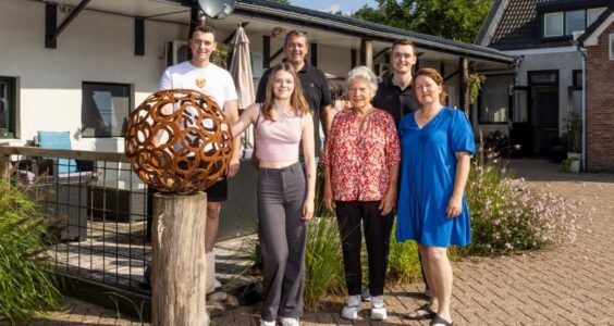 Afbeelding voor Drie generaties onder één dak