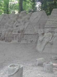 Afbeelding voor Een bezoek aan 28 levens­grote zandsculpturen