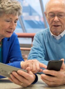 Afbeelding voor WhatsApp verbindt senioren, maar heeft ook keerzijde