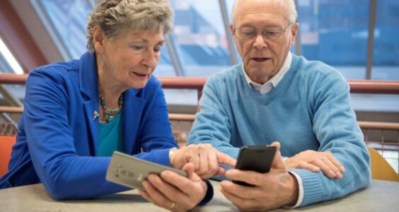 Afbeelding voor WhatsApp verbindt senioren, maar heeft ook keerzijde