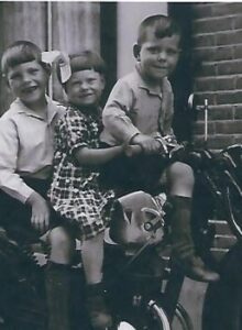 Afbeelding voor 1937: Ook moeder en de kinderen mochten op de motor