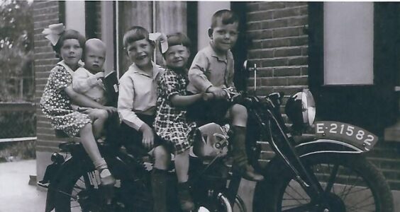 Afbeelding voor 1937: Ook moeder en de kinderen mochten op de motor