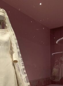 Afbeelding voor Bruidsjurken passen bij het Fries Museum