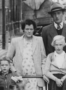 Afbeelding voor 1953: De schade is nog zichtbaar