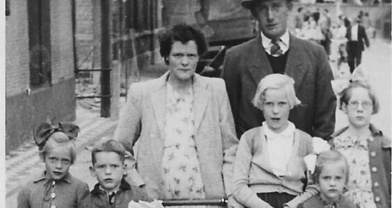 Afbeelding voor 1953: De schade is nog zichtbaar