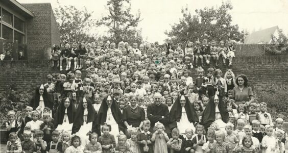 Afbeelding voor 1947: meer dan honderd kleuters