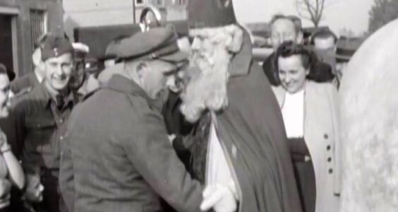 Afbeelding voor 1948: grensbewakers fouilleren de Sint