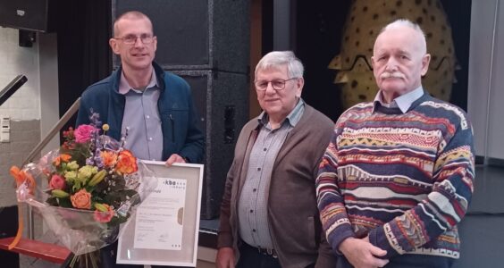Afbeelding voor Zilveren KBO-speld voor Maurice Bergmans