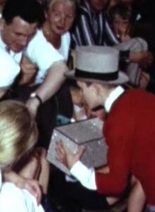 Afbeelding voor Hooggeëerd publiek in 1967