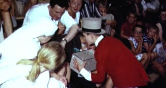 Afbeelding voor Hooggeëerd publiek in 1967