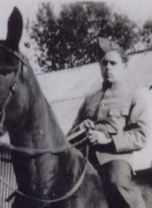 Afbeelding voor 1940: De jongens lagen dicht tegen hun paard aan