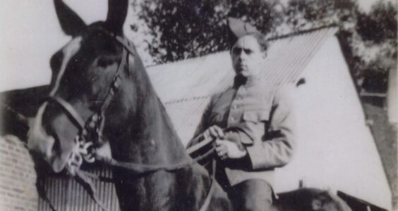 Afbeelding voor 1940: De jongens lagen dicht tegen hun paard aan
