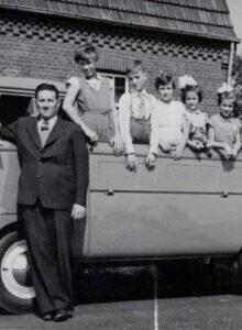 Afbeelding voor 1955: Volkswagen vol kinderen