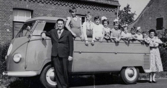 Afbeelding voor 1955: Volkswagen vol kinderen