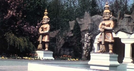 Afbeelding voor Met volle teugen genieten van sprookjes en uitheemse vogels