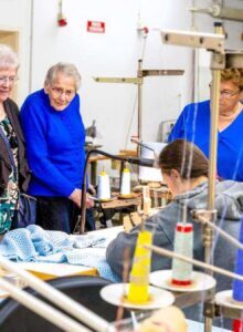 Afbeelding voor Breimachine laat ook wel eens steekje vallen