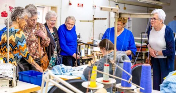 Afbeelding voor Breimachine laat ook wel eens steekje vallen