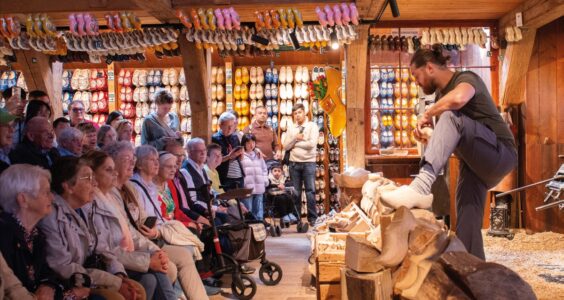 Afbeelding voor Klompen, kaas en klederdrachten