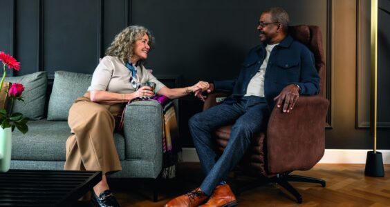 Afbeelding voor Ontdek het gemak van een sta-opstoel: comfortabel zitten én soepel opstaan