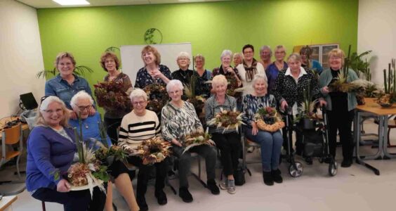 Afbeelding voor Een middag vol bloemen, cake en rode wangen