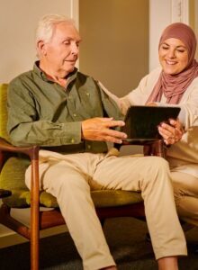 Afbeelding voor Miljoenen helpers onmisbaar voor minder digitale mensen