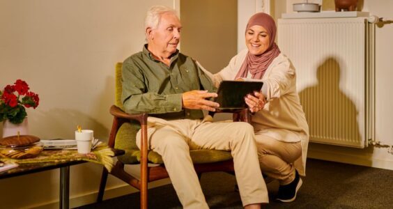 Afbeelding voor Miljoenen helpers onmisbaar voor minder digitale mensen