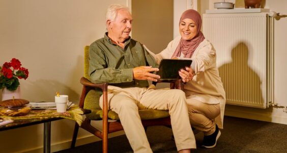 Afbeelding voor Miljoenen helpers onmisbaar voor minder digitale mensen