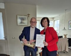 Afbeelding voor Zilveren speld voor fotograaf Pim Ermers