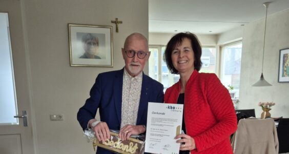 Afbeelding voor Zilveren speld voor fotograaf Pim Ermers