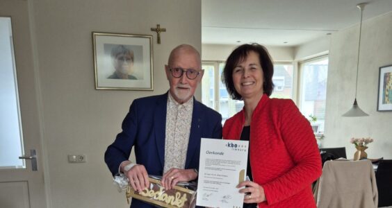 Afbeelding voor Zilveren speld voor fotograaf Pim Ermers