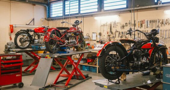 Afbeelding voor Oerend hard op antieke motoren