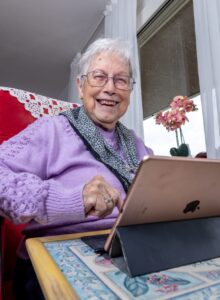 Afbeelding voor Els (83) laat zien dat digitaal leren op elke leeftijd kan:
