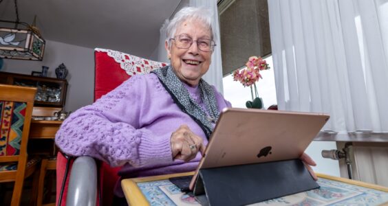 Afbeelding voor Els (83) laat zien dat digitaal leren op elke leeftijd kan: