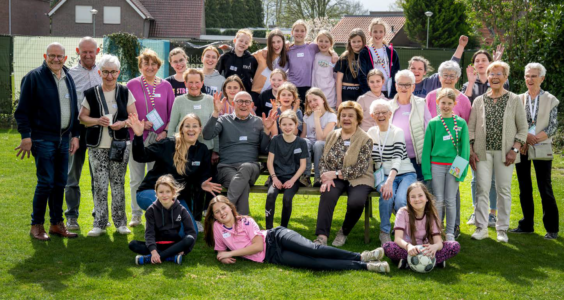 Afbeelding voor Jong en oud de wei in